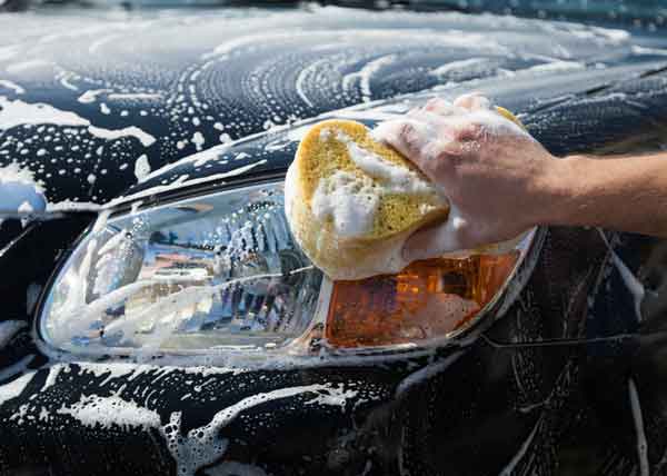 Jak dokonale umýt a ošetřit auto bez nadělání škrábanců