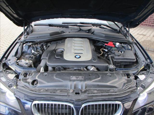 BMW Řada 5 3,0 525d  XENONY,TAŽNÉ ZAŘÍZENÍ-2430