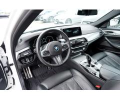 BMW Řada 5 M550d xDrive/ M sport/ČR/DPH - 32
