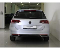Volkswagen Passat 2,0 TDi DSG Eleg.2023 Nový vůz! - 4