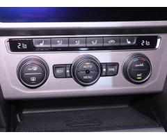 Volkswagen Passat 2,0 TDI DSG LED ACC Navigace - 29